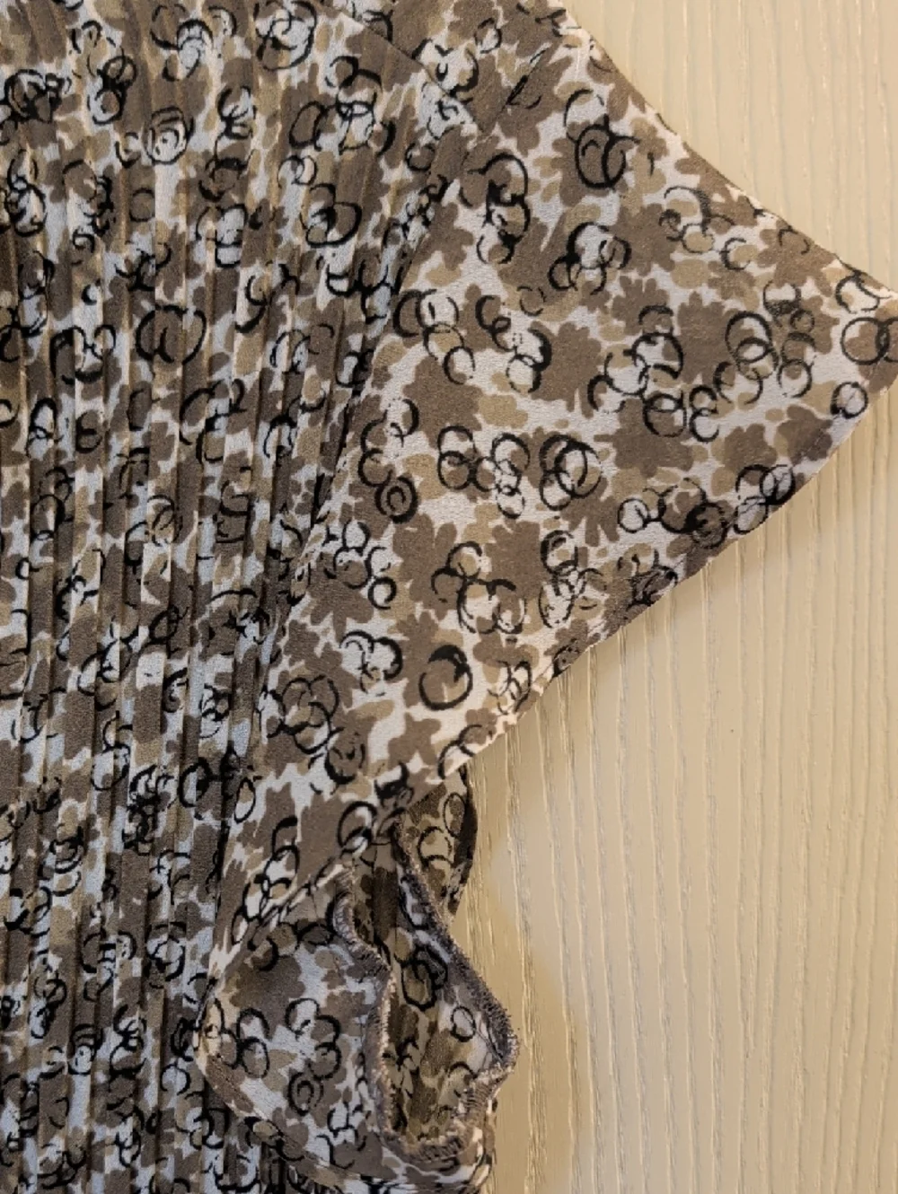 Sunny Leigh Brown and White Pleated Floral Cap Sleeve Blouse - Size L - Picture 3 of 6
